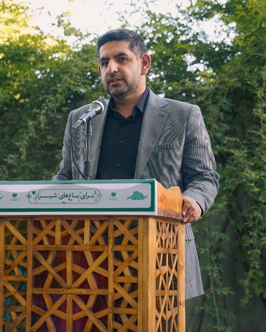 علیرضا اسکندری، دبیر جشنوارهٔ خُنَکای شیراز، پشت تریبونِ «برای باغهای شیراز»